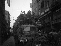 Zagreb, 8. svibnja 1945. godine. Zagrepčani dočekuju partizane.jpg